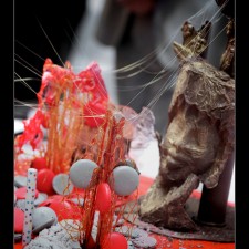 Photo caramélisée, devant le sculpture en chocolat