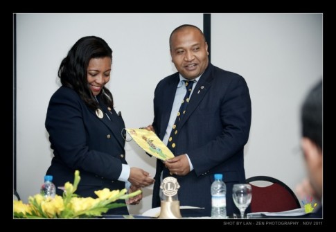 Le Lions Club Tsara Tanana reçoit le fanion District 403b