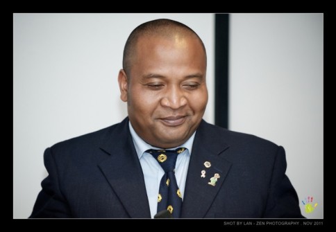 Le President du LC Tsara Tanana avec son nouveau pin's District 403b