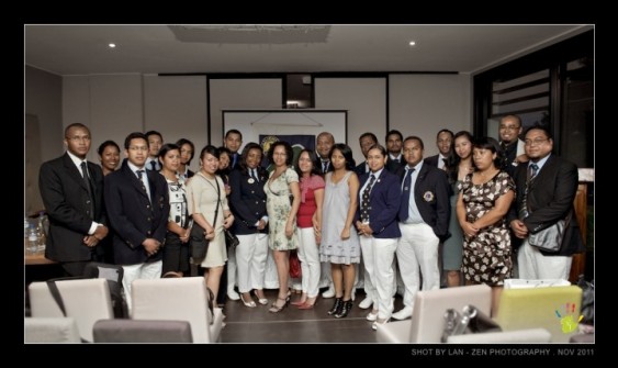 La photo de famille entre le Gouverneur et le Club Tsara Tanana